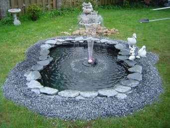 Мелодия воды на дачном участке: какие существуют виды садовых фонтанов