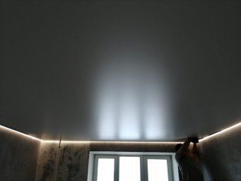 Освещение нового поколения: преимущества и монтаж одноуровневых натяжных потолков с подсветкой Освещение нового поколения: преимущества и монтаж одноуровневых натяжных потолков с подсветкой