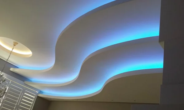 Использование многоуровневых натяжных потолков с подсветкой в квартире