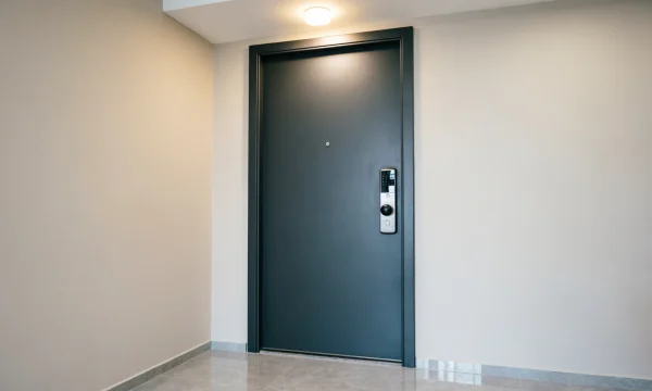 Входные двери в квартиру укрепляем межкомнатными дверьми в коридор и предбанник Входные двери в квартиру укрепляем межкомнатными дверьми в коридор и предбанник